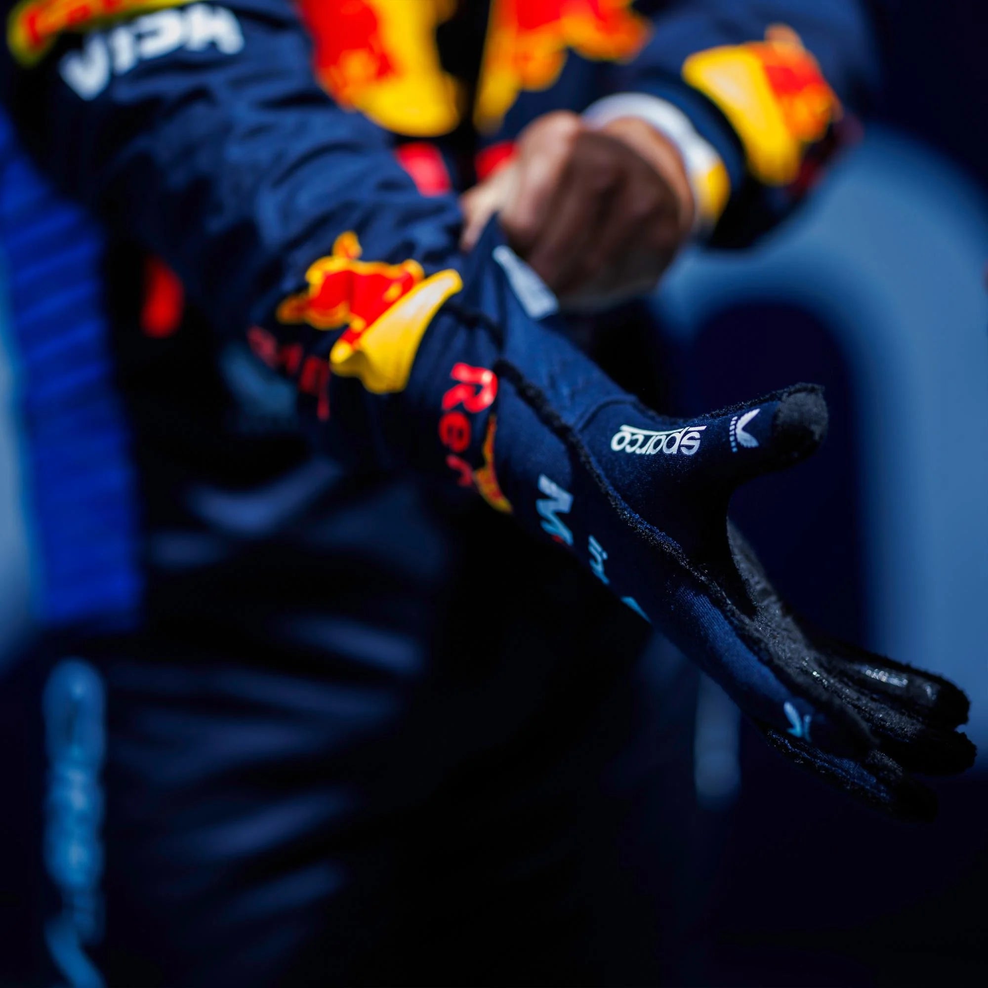 max_verstappen_gloves_2025_red_bull_racing.webp